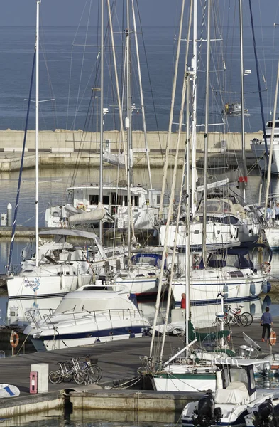 Itália, Sicília, Mar Mediterrâneo, Marina di Ragusa; 1 Junho 2016, barcos e iates de luxo no porto - EDITORIAL — Fotografia de Stock