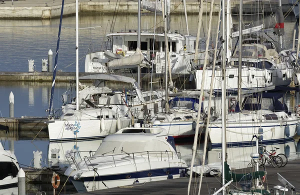 Włochy, Sycylia, Morze Śródziemne, Marina di Ragusa; Dnia 1 czerwca 2016 r., łodzie i luksusowe jachty w porcie - Redakcja — Zdjęcie stockowe