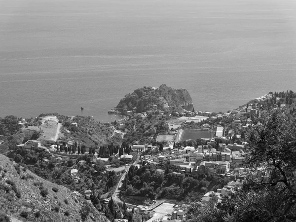 Itálie, Sicílie, Taormina, pohled na Capo Taorminu a Jónské moře — Stock fotografie