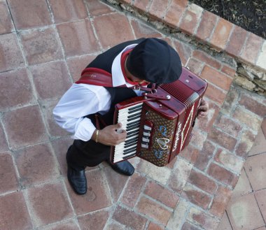 İtalya, Sicilya, Castelmola (Taormina); 7 Eylül 2010, sicilya eski kostümleri sokak müziği sanatçısı - Editörden