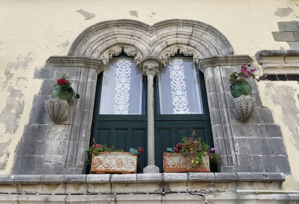 Italy, Sicily, Savoca (Taormina), old stone double lancet window — Stock Photo, Image