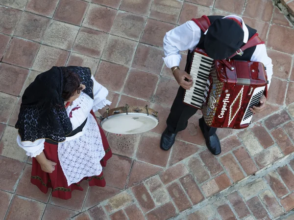 İtalya, Sicilya, Castelmola (Taormina); 7 Eylül 2010, sicilya eski kostümleri sokak müziği çalarlar - Editörden