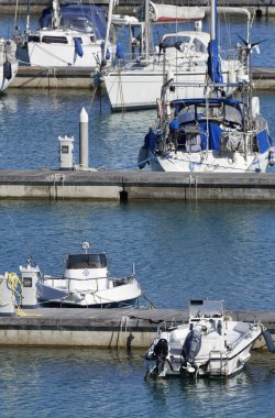 İtalya, Sicilya, Akdeniz, Marina di Ragusa; 2 Haziran 2016, tekneler ve Lüks Yatlar port - Editoria