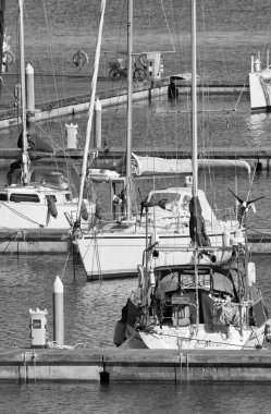 İtalya, Sicilya, Akdeniz, Marina di Ragusa; 2 Haziran 2016, tekneler ve Lüks Yatlar port - Editoria