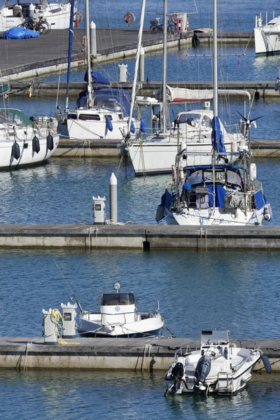 İtalya, Sicilya, Akdeniz, Marina di Ragusa; 2 Haziran 2016, tekneler ve Lüks Yatlar port - Editoria