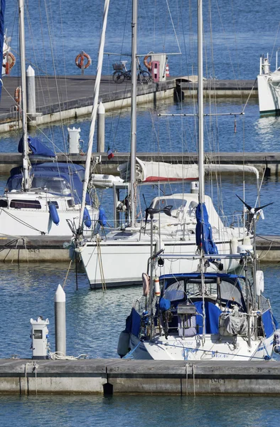 İtalya, Sicilya, Akdeniz, Marina di Ragusa; 2 Haziran 2016, tekneler ve Lüks Yatlar port - Editoria