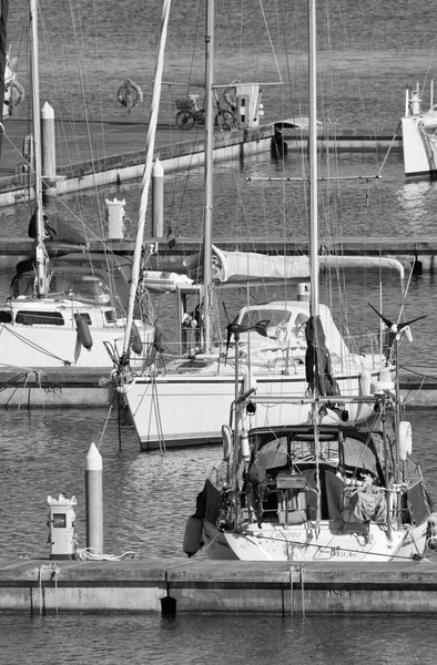 Italien, Sizilien, Mittelmeer, Marina di Ragusa; 2. Juni 2016, Boote und Luxusyachten im Hafen - Leitartikel — Stockfoto