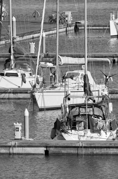 Itália, Sicília, Mar Mediterrâneo, Marina di Ragusa; 2 Junho 2016, barcos e iates de luxo no porto - EDITORIA — Fotografia de Stock