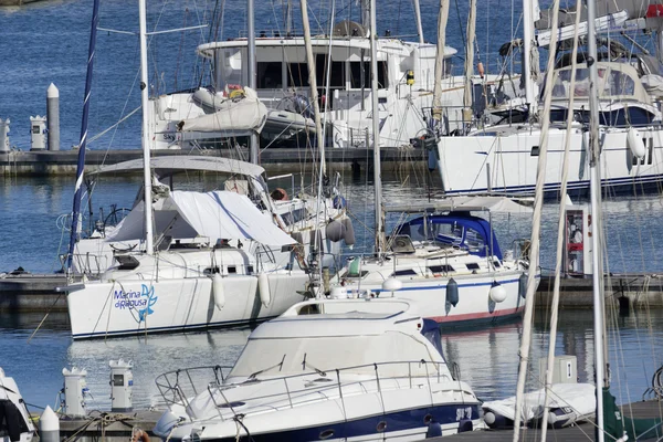 Italien, Sicilien, Medelhavet, Marina di Ragusa; 2 juni 2016 segelbåtar båtar och lyxiga i hamnen - Editoria — Stockfoto