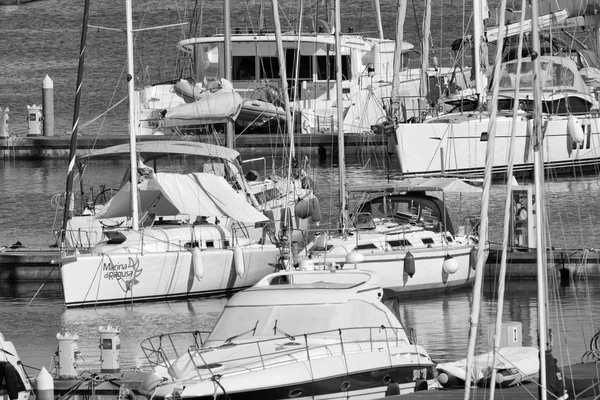 Italia, Sicilia, Mar Mediterráneo, Marina di Ragusa; 2 de junio de 2016, barcos y yates de lujo en el puerto - EDITORIA — Foto de Stock