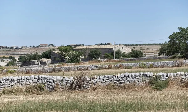 İtalya, Sicilya, Ragusa eyaletinde, eski taş çiftlik evi kırsal kesimde — Stok fotoğraf