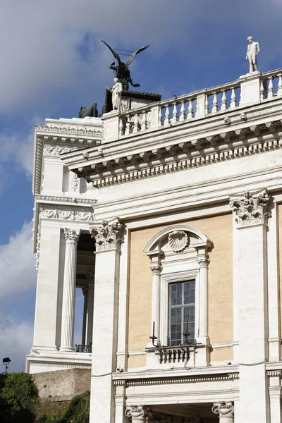 Italia, Roma, Piața Campidoglio, vedere la clădirea Muzeului Capitoliului și la Palatul Victorian (Vittoriano) din spatele acestuia — Fotografie, imagine de stoc