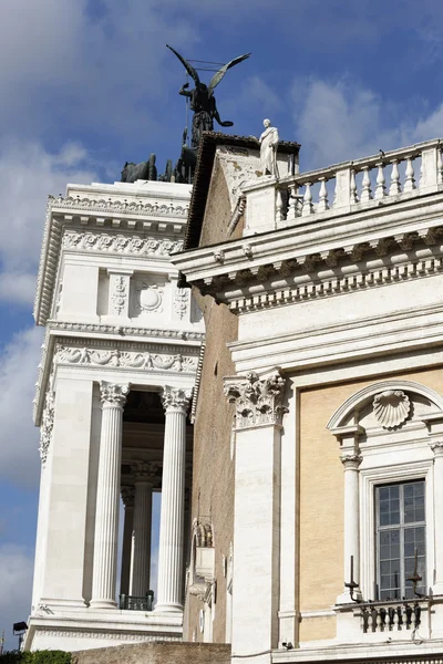 Italie, Rome, Place Campidoglio, vue sur le bâtiment du Musée du Capitole et le Palais Victorien (Vittoriano) derrière — Photo