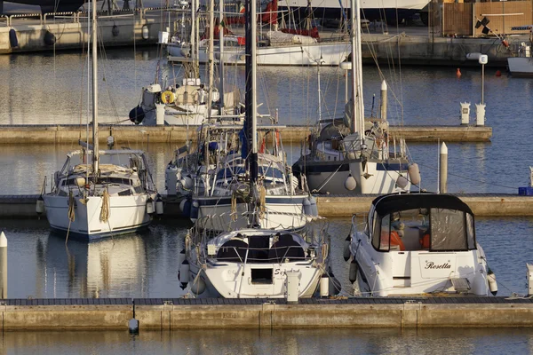 Itália, Sicília, Mar Mediterrâneo, Marina di Ragusa; 3 Junho 2016, barcos e iates de luxo no porto - EDITORIAL — Fotografia de Stock