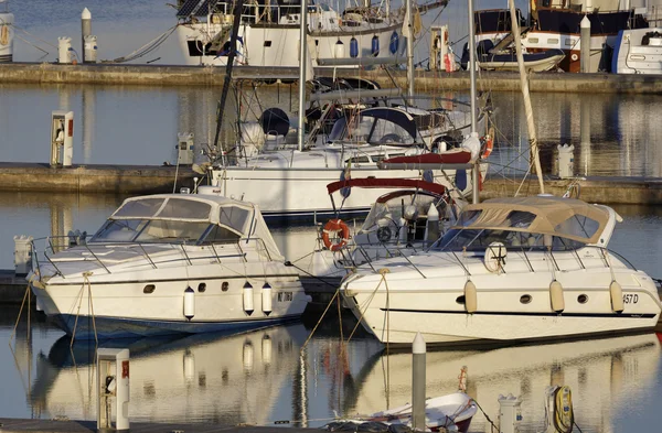 Itálie, Sicílie, Středozemní moře, Marina di Ragusa; 3. června 2016, lodě a luxusní jachty v přístavu - Editorial — Stock fotografie