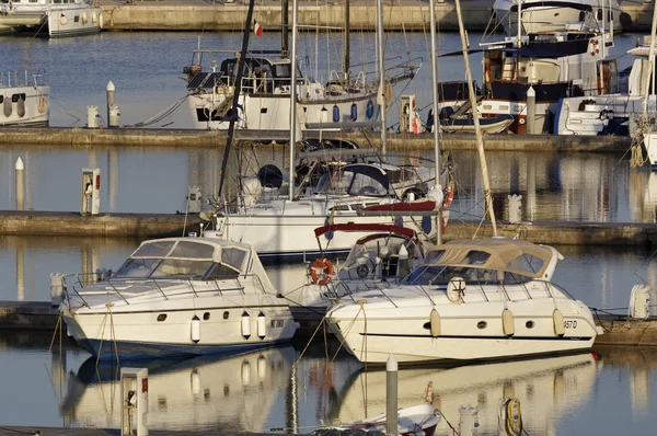 Itália, Sicília, Mar Mediterrâneo, Marina di Ragusa; 3 Junho 2016, barcos e iates de luxo no porto - EDITORIAL — Fotografia de Stock