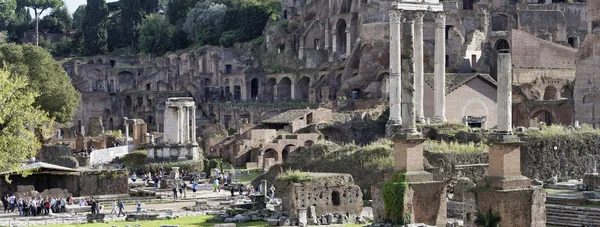 Włochy, Rzym, Roman Forum; 6 listopada 2013, osób odwiedzających rzymskie ruiny - Redakcja — Zdjęcie stockowe