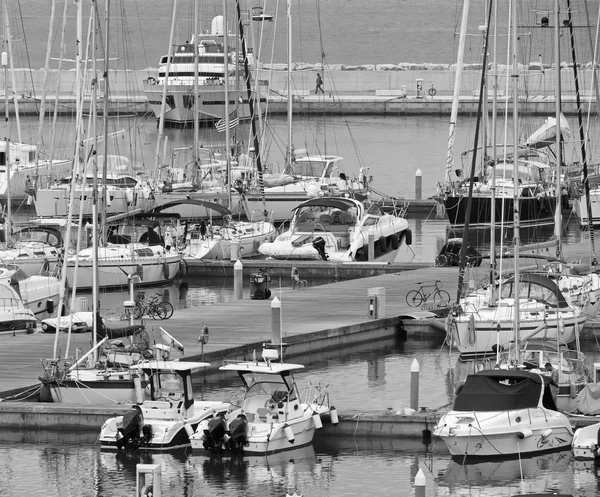 Italia, Sicilia, Mar Mediterráneo, Marina di Ragusa; 5 Junio 2016, barcos y yates de lujo en el puerto - EDITORIAL —  Fotos de Stock