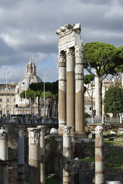 Italia, Roma, Foro Romano; 6 de noviembre de 2013, personas visitando las ruinas romanas - EDITORIAL — Foto de Stock