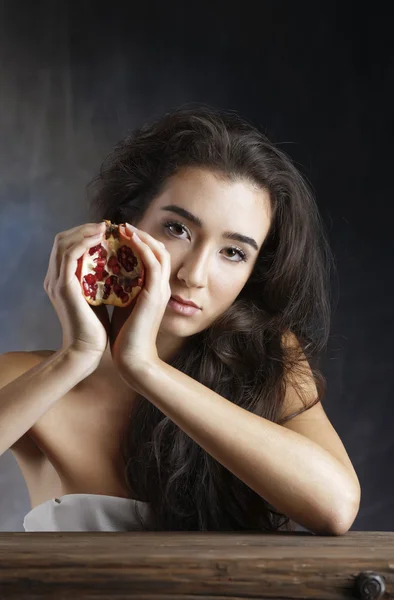 Italia, retrato de estudio de una hermosa chica con una granada —  Fotos de Stock