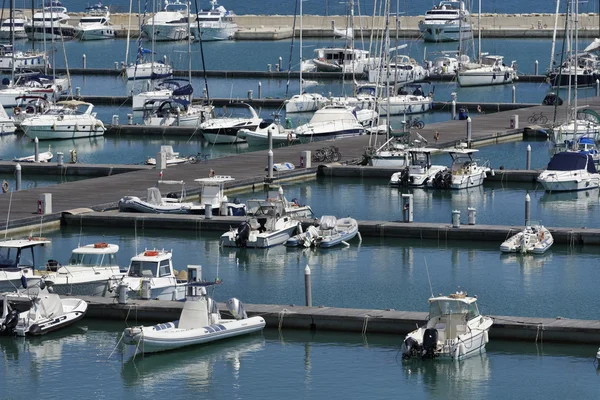 Италия, Сицилия, Средиземное море, Marina di Ragusa; 7 июня 2016, лодки и роскошные яхты в порту - РЕДАКЦИЯ — стоковое фото