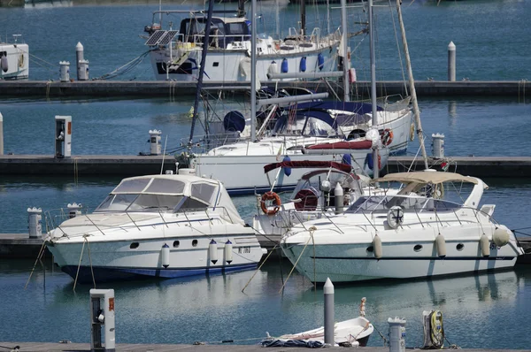 Itália, Sicília, Mar Mediterrâneo, Marina di Ragusa; 7 Junho 2016, iates de luxo no porto - EDITORIAL — Fotografia de Stock