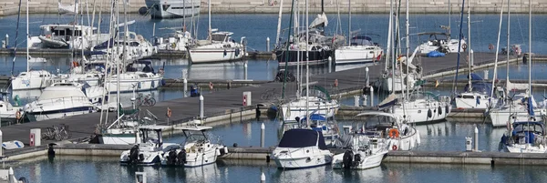 Itália, Sicília, Mar Mediterrâneo, Marina di Ragusa; 7 Junho 2016, barcos e iates de luxo no porto - EDITORIAL — Fotografia de Stock