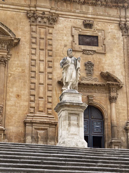 Italia, Sicilia, Modica (Ragusa), Cattedrale di San Pietro (XVIII secolo a.C.), facciata barocca e statua — Foto Stock