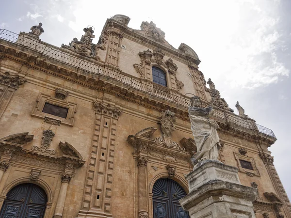 Italy, Sicily, Modica (Ragusa Province), St. Peter's Cathedral (18th century a.C.), baroque facade and statue — Stock Photo, Image