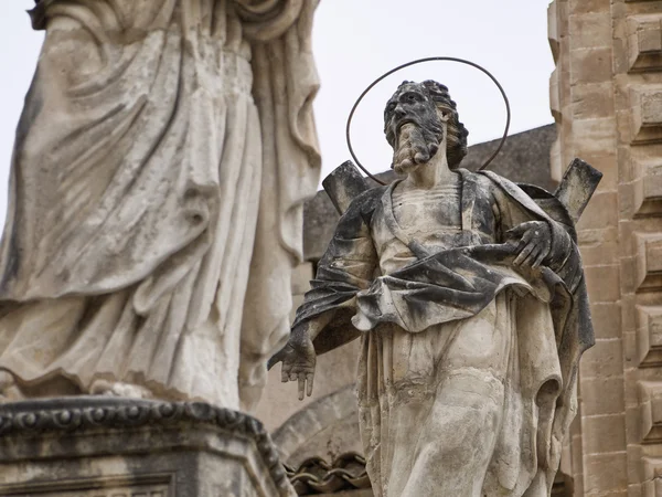 イタリア、シチリア島、モーディカ (ラグーザ県)、サン ・ ピエトロ大聖堂 (18 世紀)、バロック様式の彫像 — ストック写真