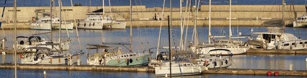 Itálie, Sicílie, Středozemní moře, Marina di Ragusa; 8. června 2016, lodě a luxusní jachty v přístavu při západu slunce - Editorial — Stock fotografie