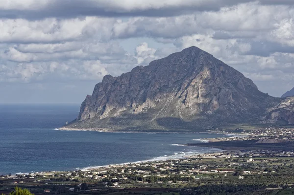 Italy, Sicily, view of Cofano mount and the Tyrrhenian coastline from Erice (Trapani) — Stock Photo, Image