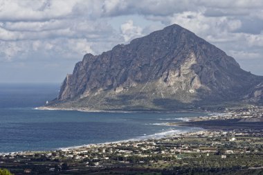 İtalya, Sicilya, Cofano Dağı manzarası ve Erice 'den Tyrhenian kıyı şeridi (Trapani)