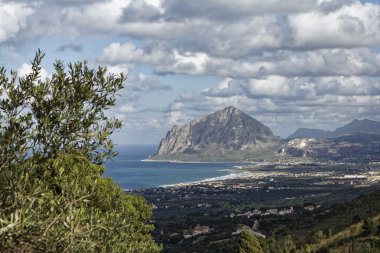 İtalya, Sicilya, Cofano Dağı manzarası ve Erice 'den Tyrhenian kıyı şeridi (Trapani)