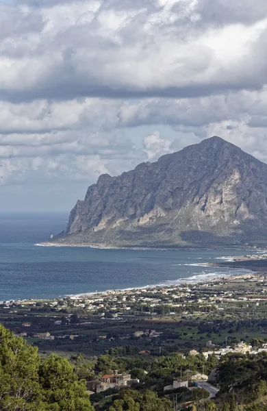 Italy, Sicily, view of Cofano mount and the Tyrrhenian coastline from Erice (Trapani) — Stock Photo, Image