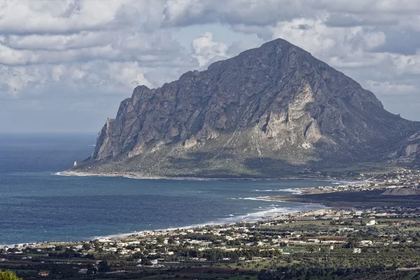 Italia, Sicilia, veduta del monte Cofano e della costa tirrenica da Erice (Trapani) — Foto Stock