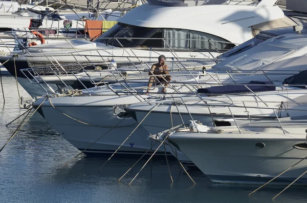 イタリア、シチリア島、地中海、マリーナ ディ ラグーザ。ポートでの彼の豪華なヨットに電話で話している人 — ストック写真