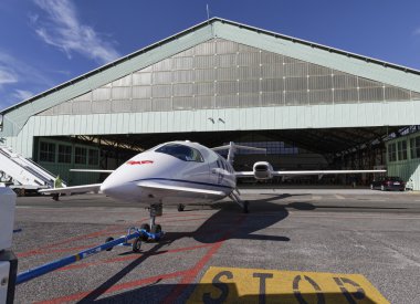 İtalya, Roma, Ciampino Havaalanı; 26 Temmuz 2010, küçük çift jet hangar dışında - editoryal çekti.