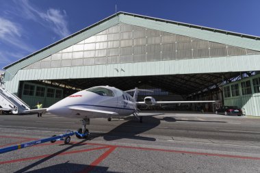 İtalya, Roma, Ciampino Havaalanı; 26 Temmuz 2010, küçük çift jet hangar dışında - editoryal çekti.