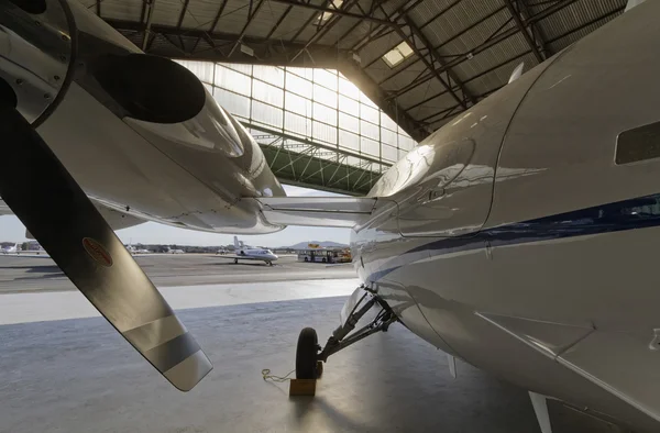 Italia, Roma, Aeropuerto de Ciampino; 26 de julio de 2010, pequeño jet ejecutivo en el hangar - EDITORIAL —  Fotos de Stock