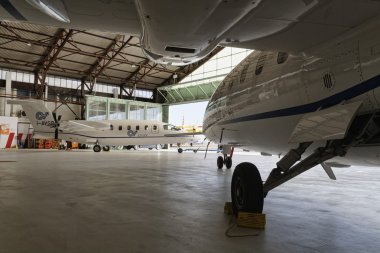 İtalya, Roma, Ciampino Havaalanı; 26 Temmuz 2010, küçük yürütme jetler hangarda - Editörden