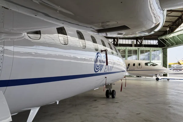 Italië, Rome, Ciampino luchthaven; 26 juli 2010, kleine executive jets in de hangar - redactie — Stockfoto