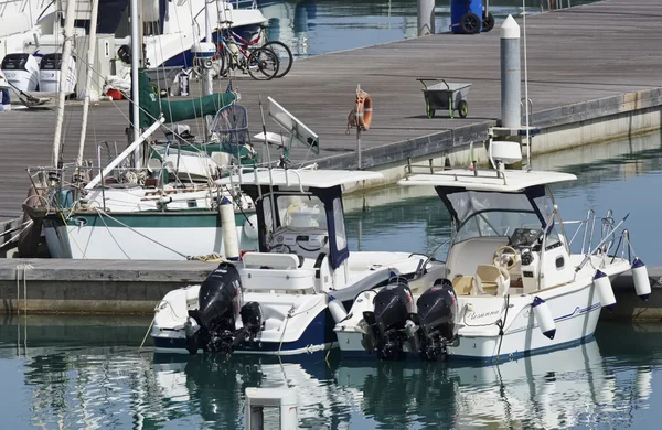 Italien, Sizilien, Mittelmeer, Marina di Ragusa; 12. Juni 2016, Boote und Luxusyachten im Hafen - Leitartikel — Stockfoto
