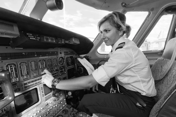 Italia, pilota donna in cabina di pilotaggio di un aereo — Foto Stock