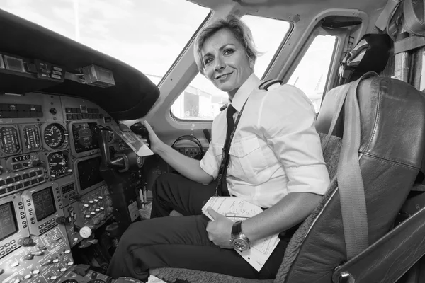 Włochy, kobiety pilota w kokpicie samolotu — Zdjęcie stockowe