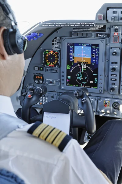 Piloot in de cockpit van een vliegtuig — Stockfoto