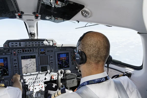 Italia; 26 luglio 2010, pilota in cabina di pilotaggio di un aereo - EDITORIALE — Foto Stock