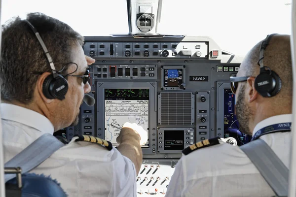 Itália; 26 de Julho de 2010, piloto no cockpit de um avião - EDITORIAL — Fotografia de Stock