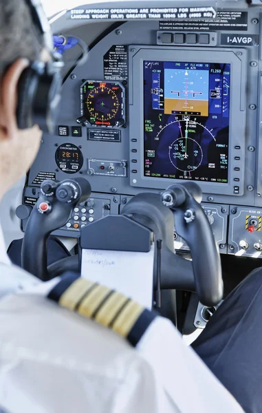 Πιλότο στο cockpit αεροπλάνου — Φωτογραφία Αρχείου