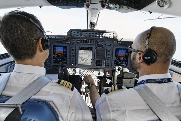 Ιταλία? 26 Ιουλίου 2010, πιλότοι στο cockpit αεροπλάνου - συντακτική — Φωτογραφία Αρχείου